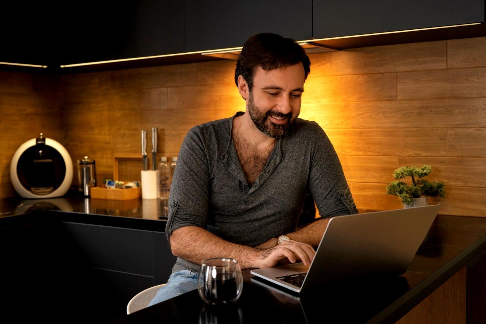 Consultation personnalisée pour planification financière dans un environnement professionnel moderne